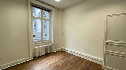 DANS UN IMMEUBLE DE CARACTERE BUREAUX CLIMATISES 65M² EN CENTRE VILLE - Offre immobilière - Arthur Loyd