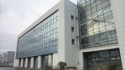 IMMEUBLE D'ACTIVITES A VENDRE OU A LOUER AU PIED DE LA A86 - Offre immobilière - Arthur Loyd