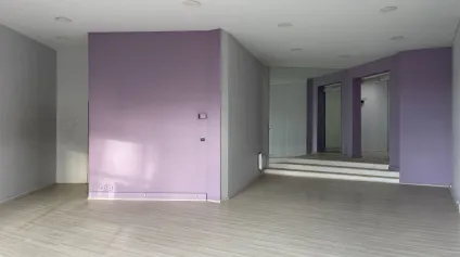 Local lumineux à louer d'une surface totale de 104 m2 environ avec vitrine et rideau métallique, disponible immédiatement. - Offre immobilière - Arthur Loyd