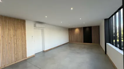 Local professionnel récent avec parking à GENSAC-LA-PALLUE - Offre immobilière - Arthur Loyd