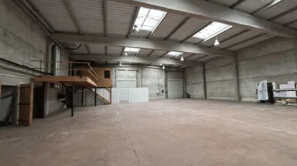 Entrepôt à vendre à Orchies avec bureaux modernes et accès poids lourds - Offre immobilière - Arthur Loyd