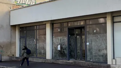 Local commercial d'environ 150m² + 80m² stockage avec porte sectionnelle - Offre immobilière - Arthur Loyd