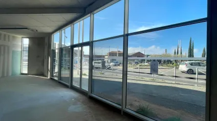 Bureaux en RdC à vendre , forte visibilité, le long d'une avenue à fort trafic routier - Offre immobilière - Arthur Loyd