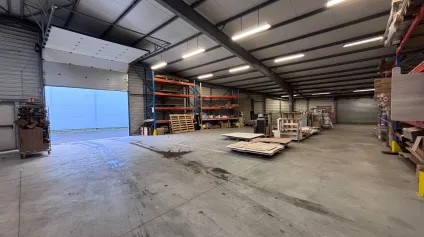 Bâtiment indépendant avec grande visibilité et espace de stockage extérieur à Couëron - Offre immobilière - Arthur Loyd