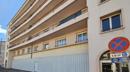 À VENDRE : Local commercial de 550 m² en centre-ville du Coteau - Offre immobilière - Arthur Loyd