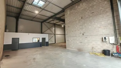 A vendre - Local d'activité de 350m2 avec bureau secteur CROIX BLANDIN - Offre immobilière - Arthur Loyd