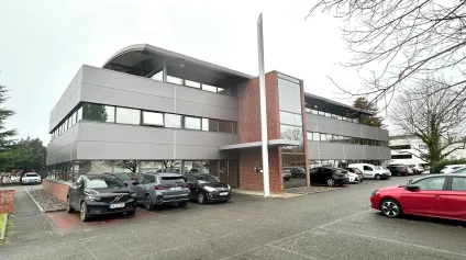 Bureaux cloisonnés de 709 m² à louer - Accessibilité optimale et stationnements privatifs à Mérignac - Offre immobilière - Arthur Loyd