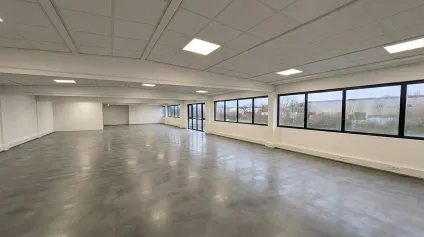 BUREAUX À LOUER - PLATEAU MODULABLE EN R+1 AVEC PARKING - ZI INQUÊTERIE - Offre immobilière - Arthur Loyd