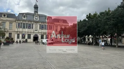 Immeuble à vendre avec local commercial - Troyes Centre-ville place de la Mairie - Offre immobilière - Arthur Loyd