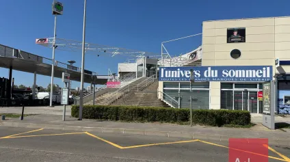 Location locaux commerciaux Nîmes avec accès parking gratuit et visibilité - Offre immobilière - Arthur Loyd
