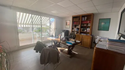 97m² de bureaux aménagés à vendre avec place de parking en sous sol, centre ville d'Arles - Offre immobilière - Arthur Loyd