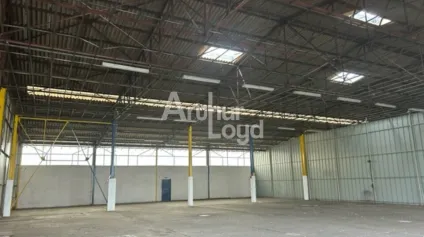 Entrepôt à louer de plus de 670 m2 avec bureaux attenants. - Offre immobilière - Arthur Loyd