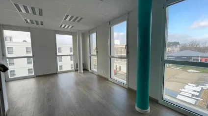 LOCATION BUREAUX 634 M² DIVISIBLES - ZONE ATLANPARC A PLESCOP - Offre immobilière - Arthur Loyd