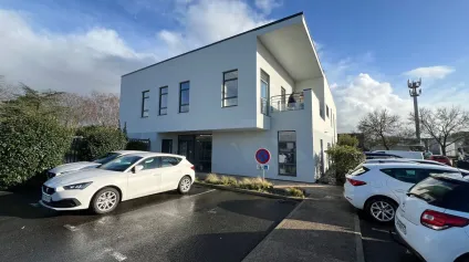 Bureaux indépendants à vendre ou louer Les Sorinières stationnements extérieurs - Offre immobilière - Arthur Loyd