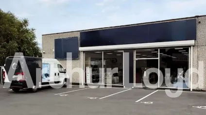 Location local commercial 360 m2 Roncq visibilité et fort passage - Offre immobilière - Arthur Loyd