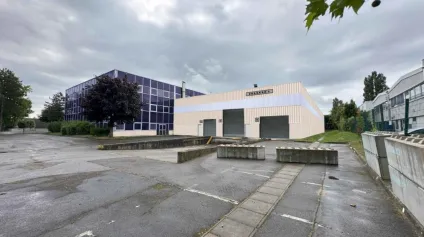 Entrepôt structure métallique à louer à Buc avec bureaux rénovés - Offre immobilière - Arthur Loyd