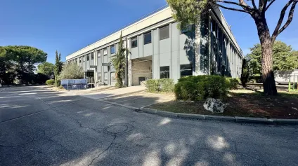Local d'activités et bureaux à LOUER sur un site sécurisé avec places de parking à VITROLLES - Offre immobilière - Arthur Loyd