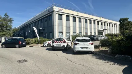 Local d'activités et bureaux à LOUER sur un site sécurisé avec places de parking à VITROLLES - Offre immobilière - Arthur Loyd