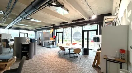 Bureaux à louer ERP - 273 m² en rez-de-chaussée avec terrasse privative et parkings couverts, secteur tertiaire stratégique - Offre immobilière - Arthur Loyd