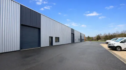 Cellule d'activités avce bureaux à louer - 350 m2 - Est Métropole - Offre immobilière - Arthur Loyd
