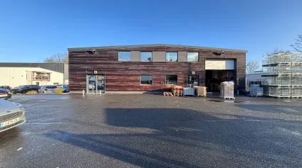 Locaux d'activité à vendre ou à louer à La Chapelle-sur-Erdre bâtiment rénové - Offre immobilière - Arthur Loyd