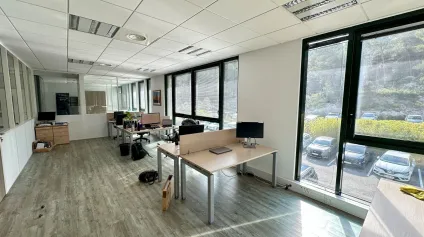 BUREAUX DE STANDING À LOUER AVEC PARKING - ENVIRONNEMENT BOISÉ - Offre immobilière - Arthur Loyd