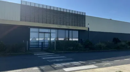 À LOUER - CELLULE COMMERCIALE 1200M2 - MONTIVILLIERS - Offre immobilière - Arthur Loyd