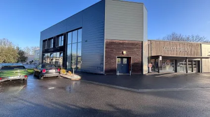 Locaux d activité à vendre ou à louer à La Chapelle-sur-Erdre avec boutique ERP 5 - Offre immobilière - Arthur Loyd