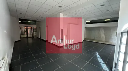 Local commercial avec vitrine d'angle en coeur de centre-ville - Offre immobilière - Arthur Loyd