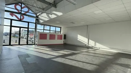  TOURS NORD ZONE COMMERCIALE DE L'HORLOGE BOUTIQUE A VENDRE 180 M² - Offre immobilière - Arthur Loyd