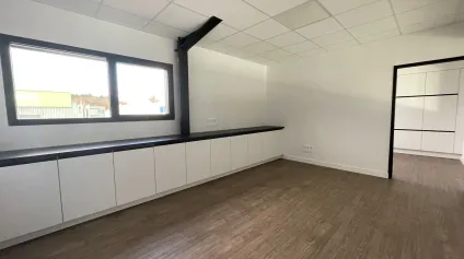 A LOUER BUREAUX DIVISIBLES DE 268m² - PLOEREN - Offre immobilière - Arthur Loyd