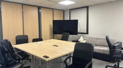 À LOUER / À VENDRE : Bureaux situés au 1er étage d'un immeuble en R+3 en façade de l'A72 à Villars - Offre immobilière - Arthur Loyd