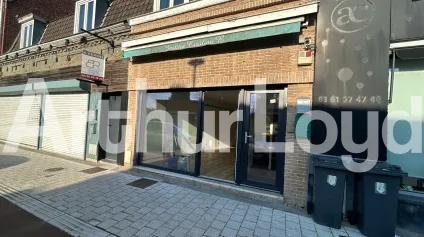 Local commercial à louer au coeur du centre-ville de Leers - 60 m² rénové avec vitrine et climatisation neuve - Offre immobilière - Arthur Loyd