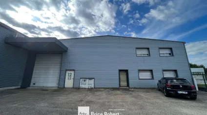  A louer - Cellule d'activité avec bureaux aménagés et accès direct aux autoroutes - St Genis Laval - Offre immobilière - Arthur Loyd