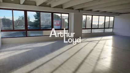 BUREAUX A LOUER AVEC ACCES RAPIDE AUTOROUTE. TOP EMPLACEMENT VILLENEUVE LOUBET - Offre immobilière - Arthur Loyd