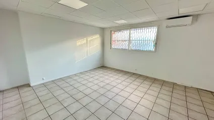 BUREAUX CLOISONNÉS AVEC PARKING À PONT DE L'ARC - Offre immobilière - Arthur Loyd