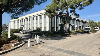 Local d'activités et bureaux à LOUER sur un site sécurisé avec places de parking à VITROLLES - Offre immobilière - Arthur Loyd