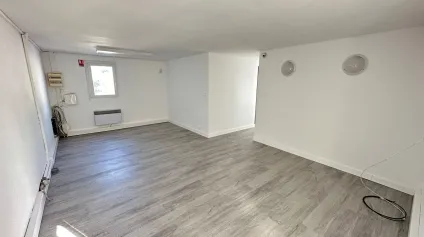 BUREAUX RÉNOVÉS EN ÉTAGE AVEC VISIBILITÉ ET PARKINGS - Offre immobilière - Arthur Loyd