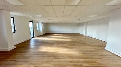 BUREAUX NEUFS À PERTUIS AVEC NOMBREUX PARKINGS - Offre immobilière - Arthur Loyd