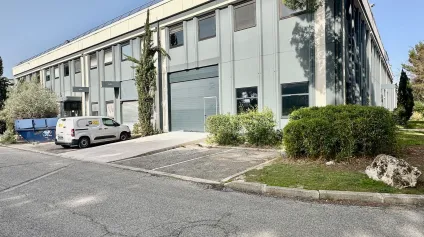 Local d'activités et bureaux à LOUER sur un site sécurisé avec places de parking à VITROLLES - Offre immobilière - Arthur Loyd