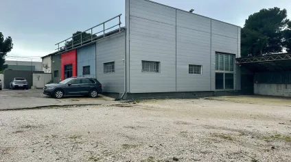 Locaux d'activités commerciales à LOUER en bordure de D9 à ENSUES LA REDONNE - Offre immobilière - Arthur Loyd