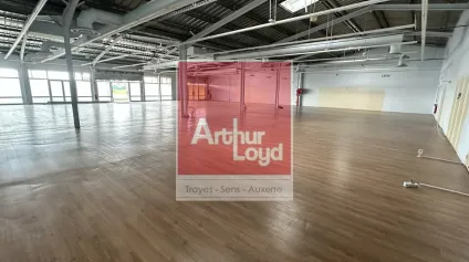 Location Local Commercial 668 m² à Pont-Sainte-Marie  Emplacement Premium MacArthur Glen - Offre immobilière - Arthur Loyd