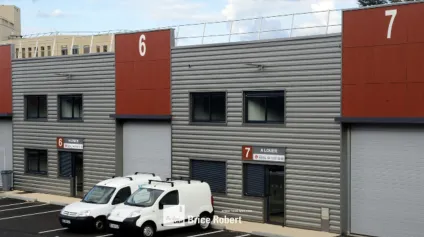 Location d'un local d'activités de 275 m² avec bureaux aménagés sur deux niveaux à Villeurbanne - Offre immobilière - Arthur Loyd