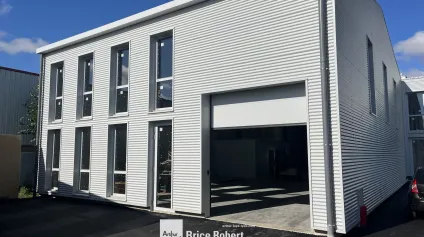 Location local d’activités avec grande porte sectionnelle à Chassieu - Offre immobilière - Arthur Loyd