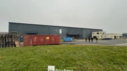 A louer - Local d'activités indépendant d'environ 4000 m² avec une surface de stockage de 2987 m² - Saint-André-de-Corcy - Offre immobilière - Arthur Loyd