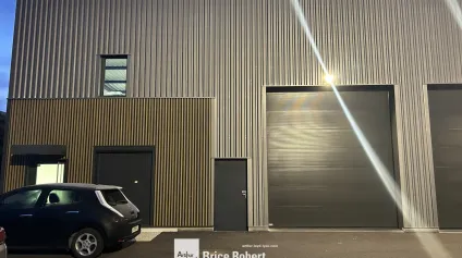 Location local d'activités avec visibilité et stockage à Chassieu - Offre immobilière - Arthur Loyd