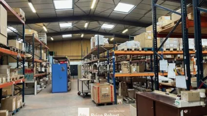 Local d'activités à louer à Chassieu avec quai et grand terrain indépendant - Offre immobilière - Arthur Loyd