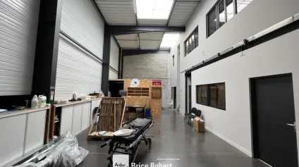 Local d'activités à vendre ou à louer à Sathonay Camp avec bureaux climatisés - Offre immobilière - Arthur Loyd