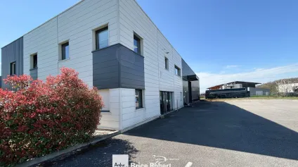 Local d’activités à vendre à Janneyrias avec grand stockage et bureaux climatisés - Offre immobilière - Arthur Loyd