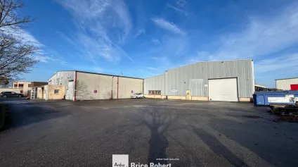 Bâtiment indépendant à vendre ou à louer à Chassieu avec terrain privatif - Offre immobilière - Arthur Loyd